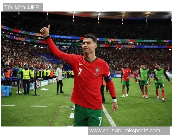 C罗在欧洲杯发布会上拒绝可乐引发热议引导健康饮食新风潮